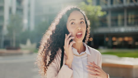 Mujer-De-Negocios-Al-Aire-Libre,-Llamada-Telefónica