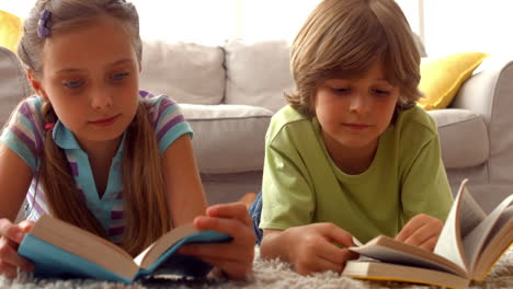 Hermanos-Leyendo-Libros-En-El-Suelo