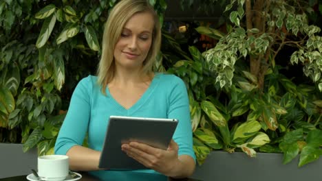 Student-using-tablet-outside-on-campus