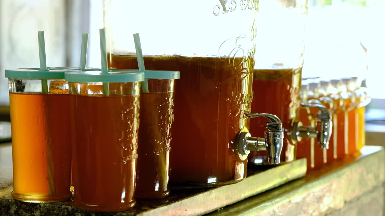 Kombucha crudo fatto in casa imbottigliato.