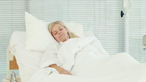 paciente durmiendo en una cama médica
