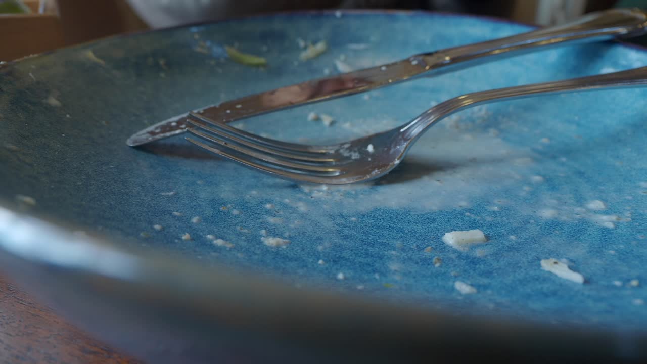 plato vacío con utensilios