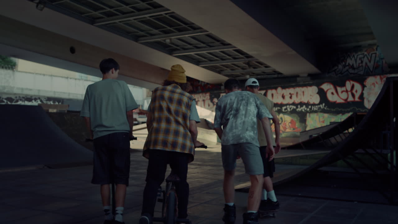 Amici adolescenti si incontrano in uno skate park urbano per svago. Cultura giovanile.