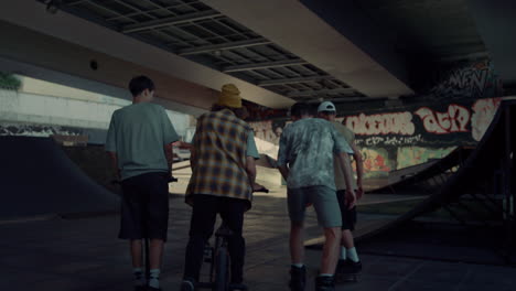 amigos adolescentes que se reúnen en el parque de patinaje urbano para el ocio. cultura juvenil