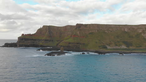 Hermoso-Paisaje-Con-Un-Océano-Azul,-Un-Cielo-Nublado-Y-Acantilados-Escarpados-En-Irlanda-Del-Norte