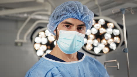 cirujano en la sala de operaciones