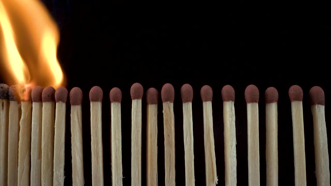 매크로 뷰 매치는 슬로우 모션, 놀라운 푸티지 블랙 배경을 태우는 라인에 붙어 있습니다.