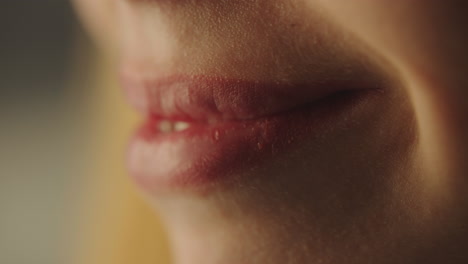 mujer sonriendo con un primer plano en los labios