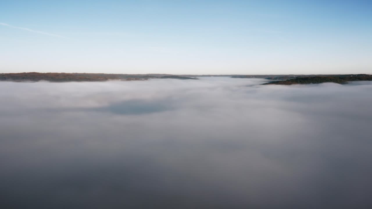 полет дрона над морем облаков, чувство легкости и свободы в этом пейзаже восхода солнца.