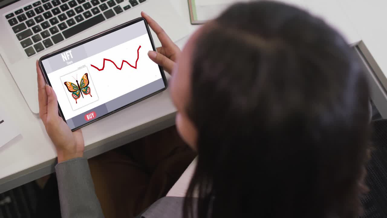 mujer de negocios biracial que usa una tableta para videollamadas con procesamiento de datos