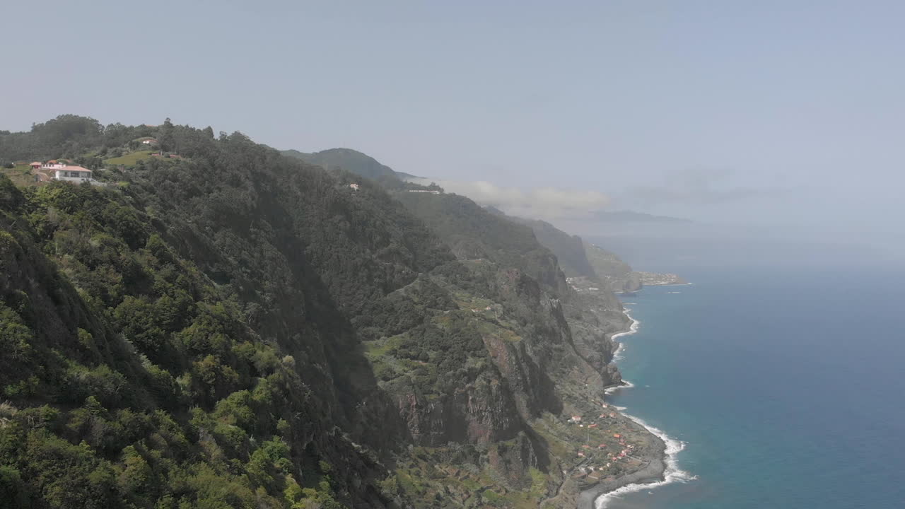 Costa montañosa de Madeira al atardecer
