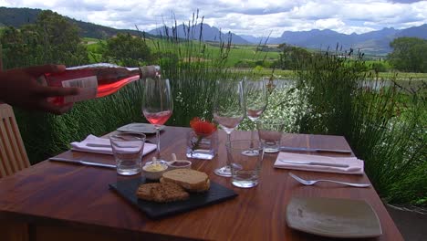 Sirviendo-Vino-En-La-Mesa-Del-Almuerzo