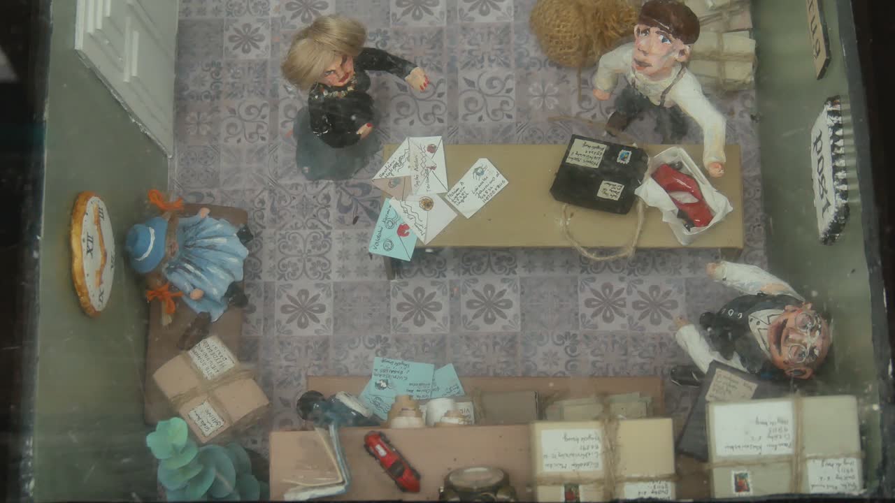 oficina de correos de juguete reducida integrada bajo vidrio en el pavimento del camino peatonal