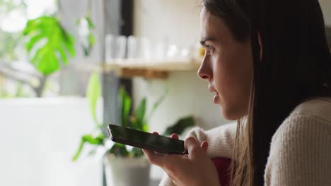 Mujer-Transgénero-Caucásica-No-Binaria-Hablando-Por-Teléfono-Inteligente