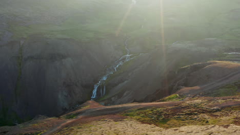 Landschaft-Spektakuläre-Luftaufnahme-Von-Thorsmork-Mountains-Canyon-Und-Fluss-In-Island.-Drohnenansicht-Des-Skoga-Flusses-Mit-Wasserfall.-Die-Schönheit-Der-Erde-Entdecken