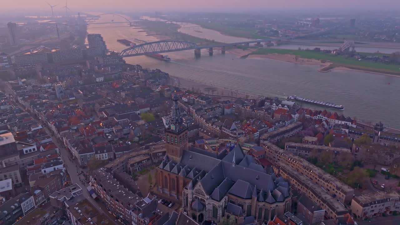 Vista aerea da drone che riprende la città di Nijmegen e il fiume Waal al tramonto
