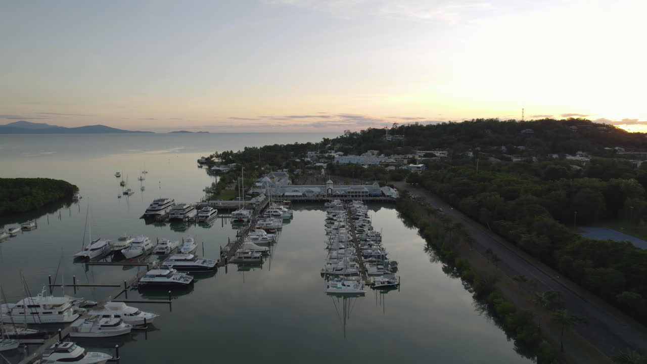 Drone che sorvola il porto turistico a Port Douglas, sera soleggiata in Australia