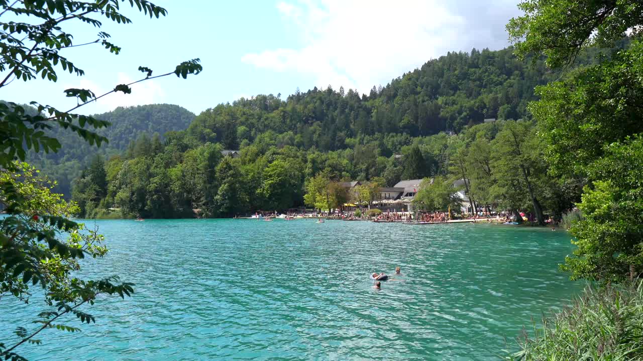 Vista panoramica del lago di Bled con alberi e montagne