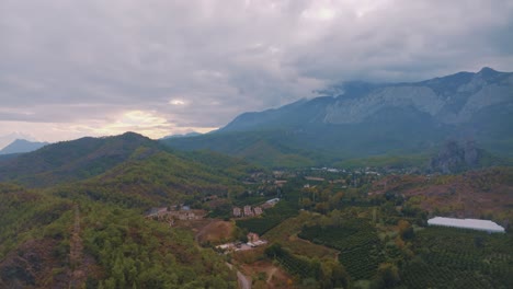 vista aérea del valle de la montaña al atardecer