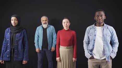 서로 다른 인종의 친구들의 그룹의 클로즈업 초상화. 미소, 우정과 형제애.