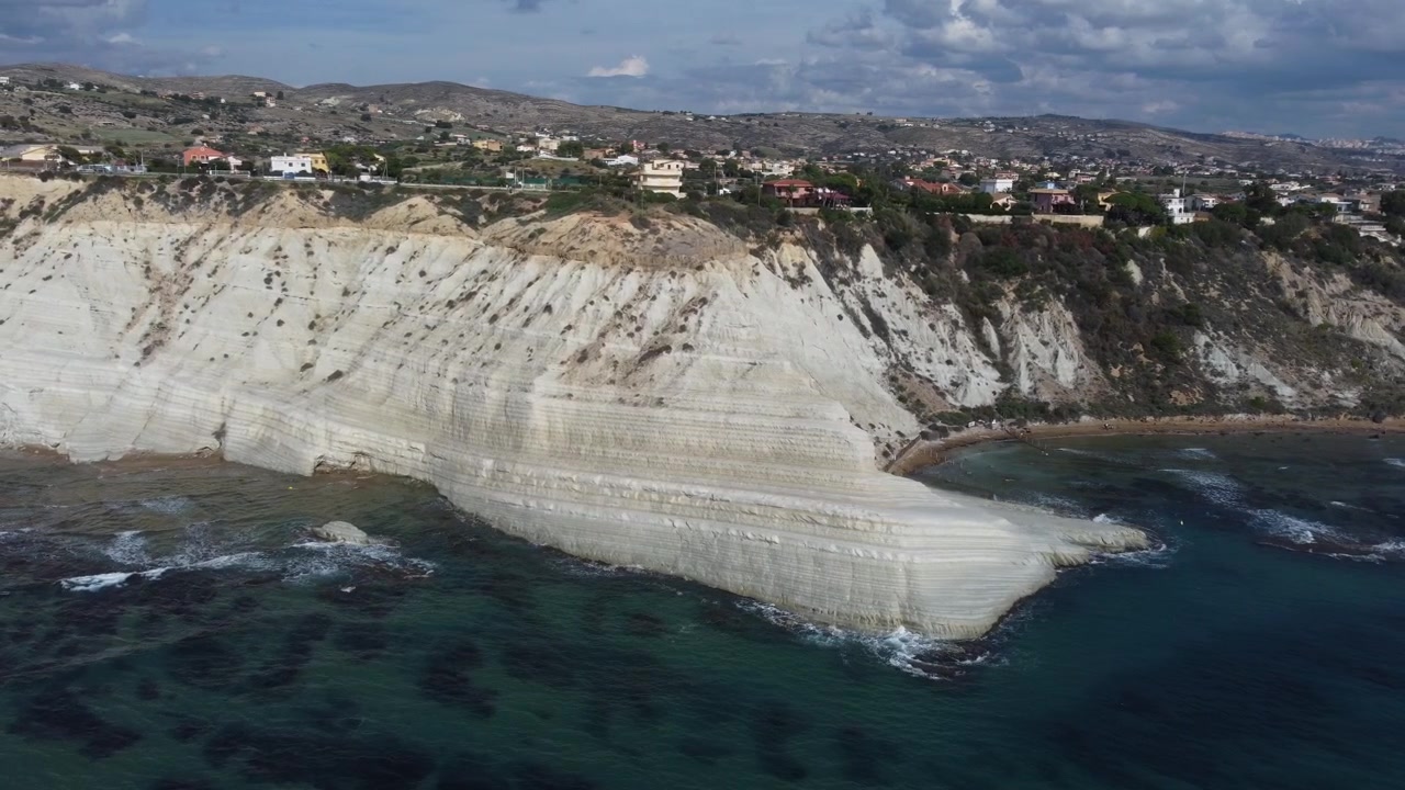 Volo in avvicinamento con una leggera panoramica delle scogliere bianche della Scala dei Turchi in Sicilia