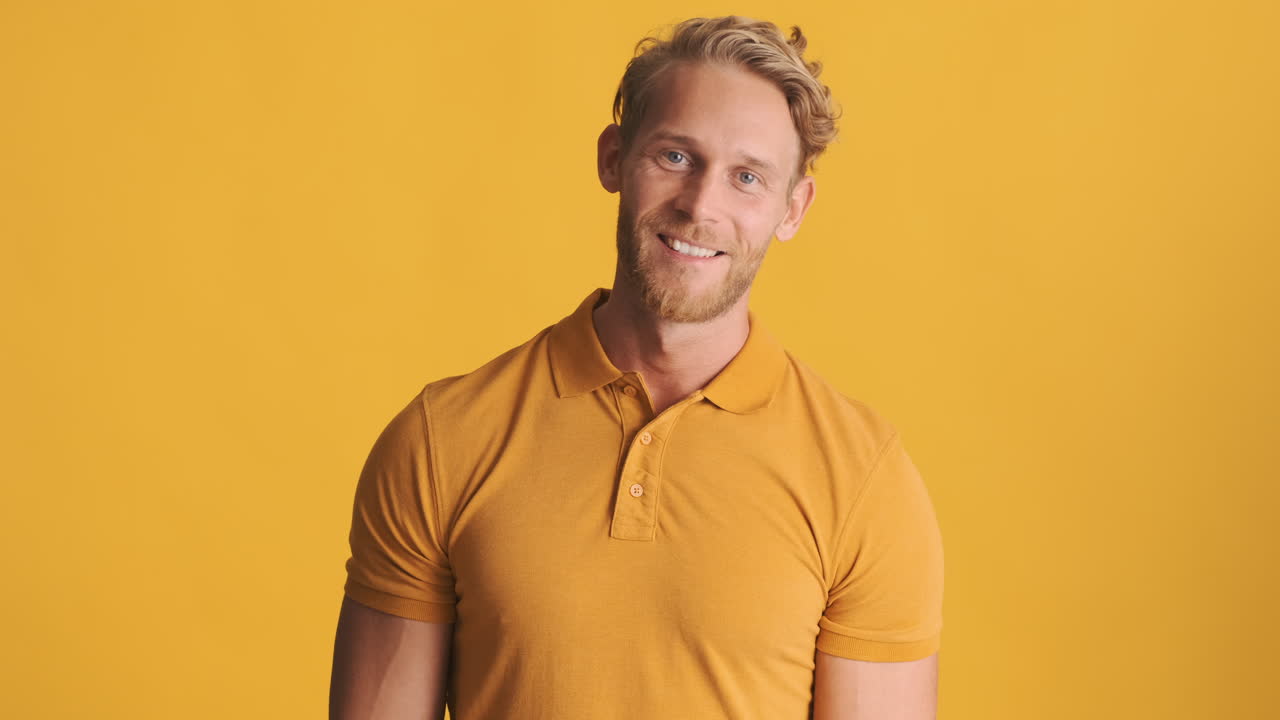 행복한 미소 짓는 남자가 오케이 제스처를 합니다.