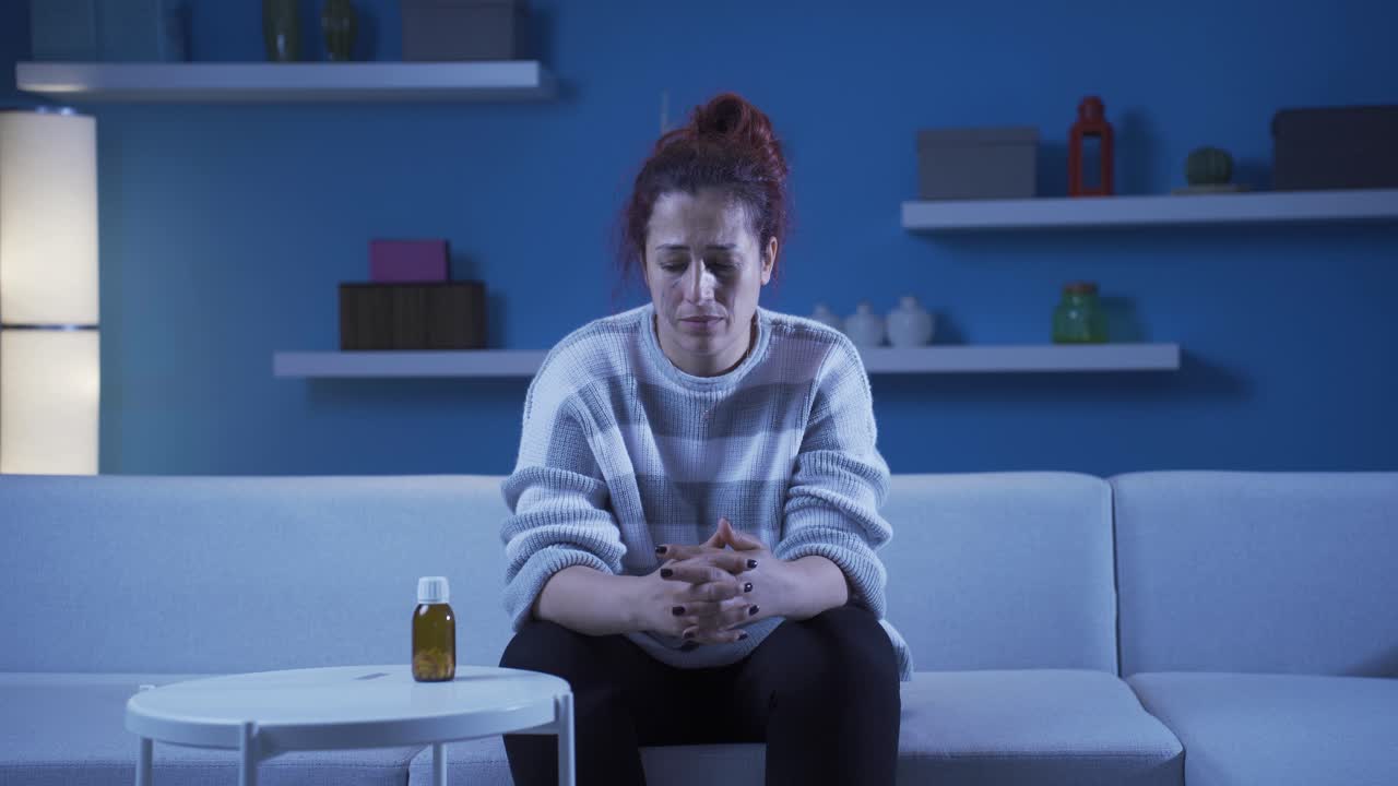 la mujer que quiere suicidarse tomando pastillas.