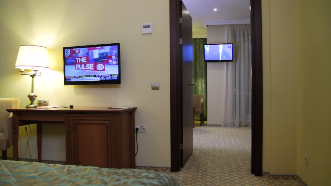 interior de la habitación del hotel con tv y escritorio
