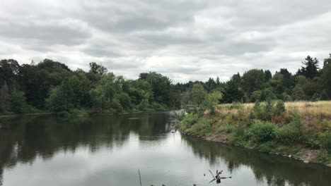 Un-Lago-Tranquilo-En-El-Noroeste-Pacífico