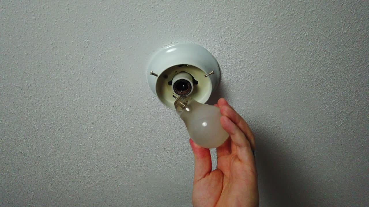 quitando una luz rota y quemada y se rompe aún más dejando la pieza de tornillo en el portalámparas