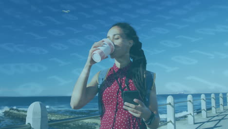 animación de números flotantes sobre una mujer bebiendo café y usando un teléfono inteligente en el paseo marítimo