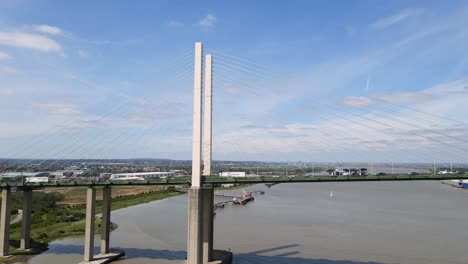 Puente-De-Transporte-Atirantado-Reina-Elizabeth-Ii-En-El-Reino-Unido,-Aéreo