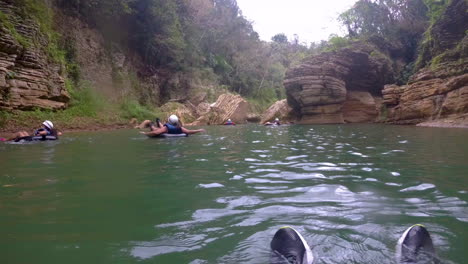 Grupo-De-Aventuras-Haciendo-Tubing-En-Un-Río-En-El-Bosque-De-Puerto-Rico