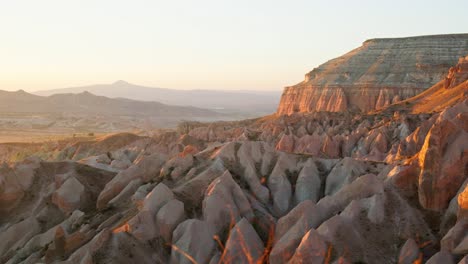 Hora-Dorada-Tonos-Roca-Roja-Chimenea-De-Hadas-Paisaje-Turco-épico