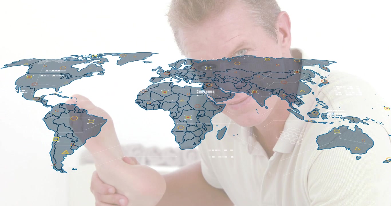 Terapeuta e cliente: mãos posicionadas nas costas, alongamento da perna e rotação do pé, com sobreposição de mapa-múndi para a saúde.