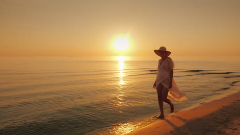 Frauentouristin-Spaziert-Bei-Sonnenuntergang-Glücklich-Am-Wasser-In-Der-Nähe-Des-Meeres