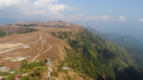 Kleines,-Abgelegenes-Dorf-Auf-Einem-Flachen-Bett-Auf-Der-Bergspitze-Mit-Hellem-Himmel-Am-Morgen-Aus-Einem-Video-Aus-Dem-Oberen-Winkel,-Das-In-Nongnah-Meghalaya,-Indien,-Aufgenommen-Wurde