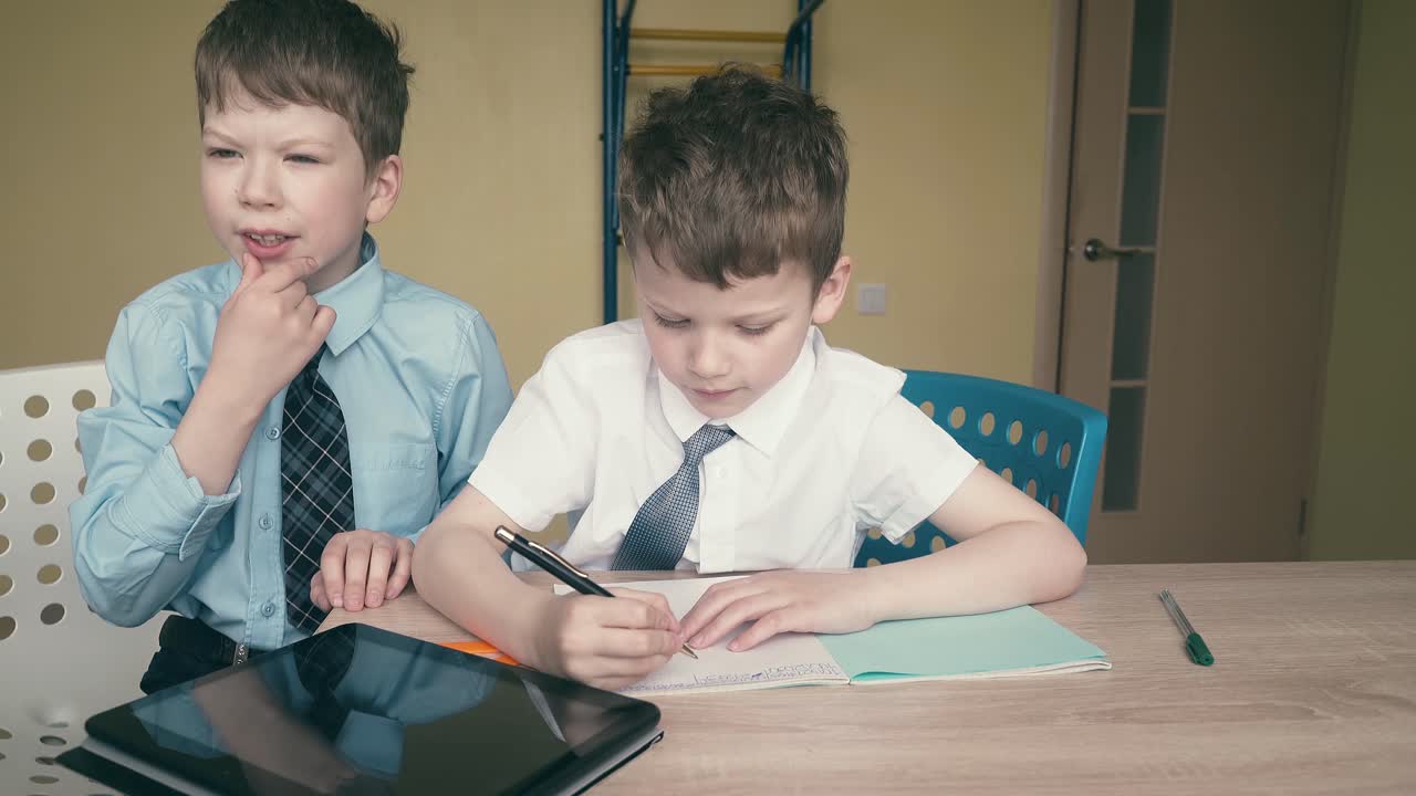 학생들은 숙제를 하고 노트북에 숫자를 쓰고 서로 도와줍니다.