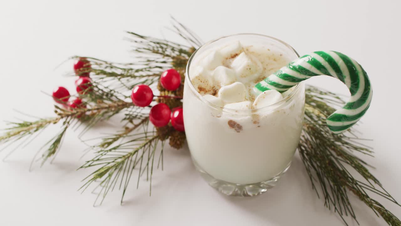 video de tazas de leche caliente con malvaviscos sobre un fondo blanco