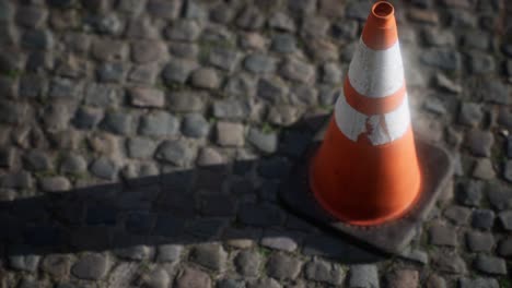 cono de tráfico de rayas anaranjadas y blancas