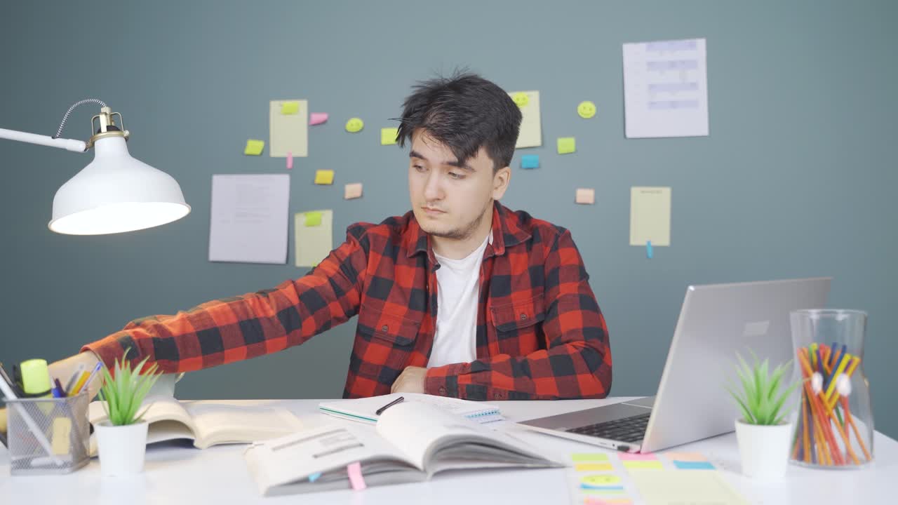 지루한 남성 학생.