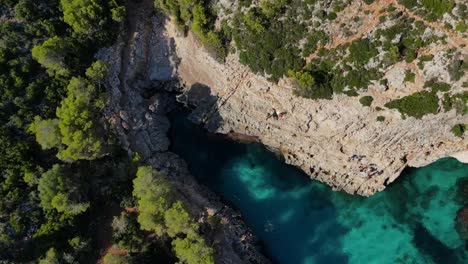explore the stunning cala varques in majorca, where crystal-clear turquoise waters and rugged cliffs meet. this tranquil spot offers a unique escape for nature lovers and adventure seekers.