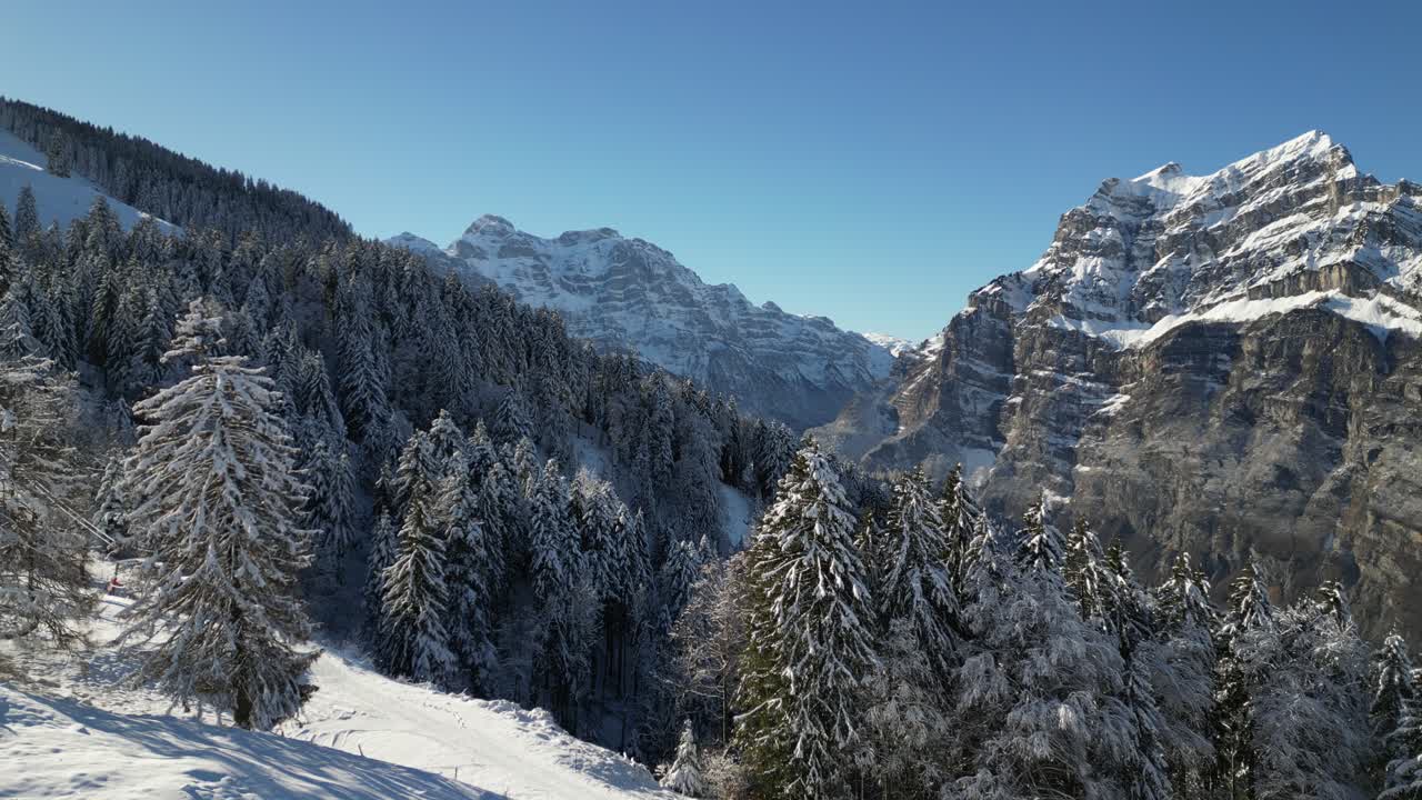 Fronalpstock Glarus İsviçre Alpler'de havadan güneşli bir gün - nefes kesici