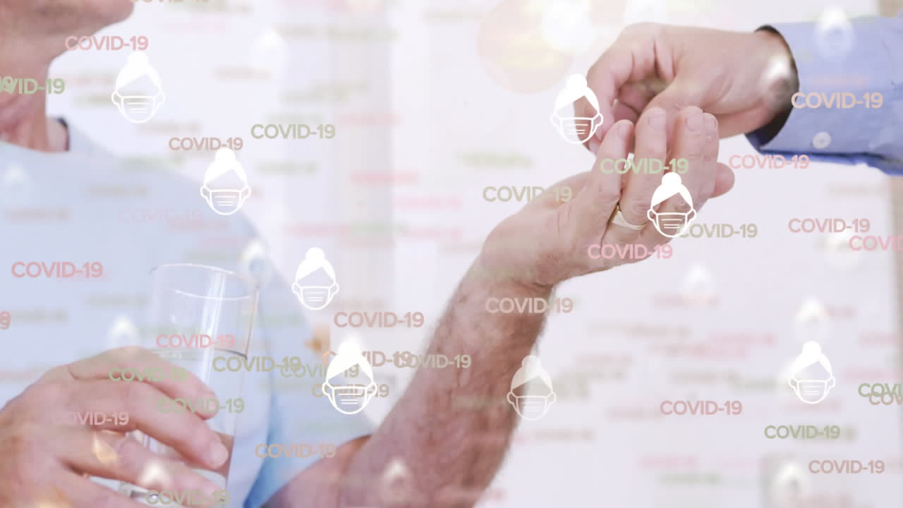 알약을 복용하는 고령 백인 여성 위에 떠다니는 코로나19 단어와 아이콘의 애니메이션