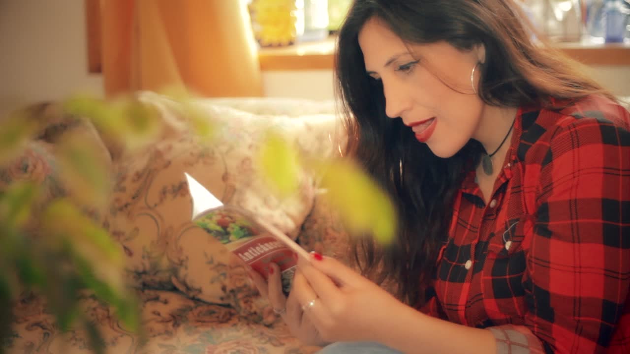 hermosa mujer chilena leyendo un libro sobre comida saludable