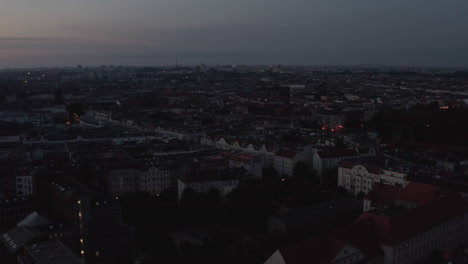 Langsame-Vorwärts-Fliegen-über-Stadtviertel.-Luftbild-Von-Straßen-Und-Gebäuden-In-Der-Stadt-Vor-Sonnenaufgang.-Berlin,-Deutschland