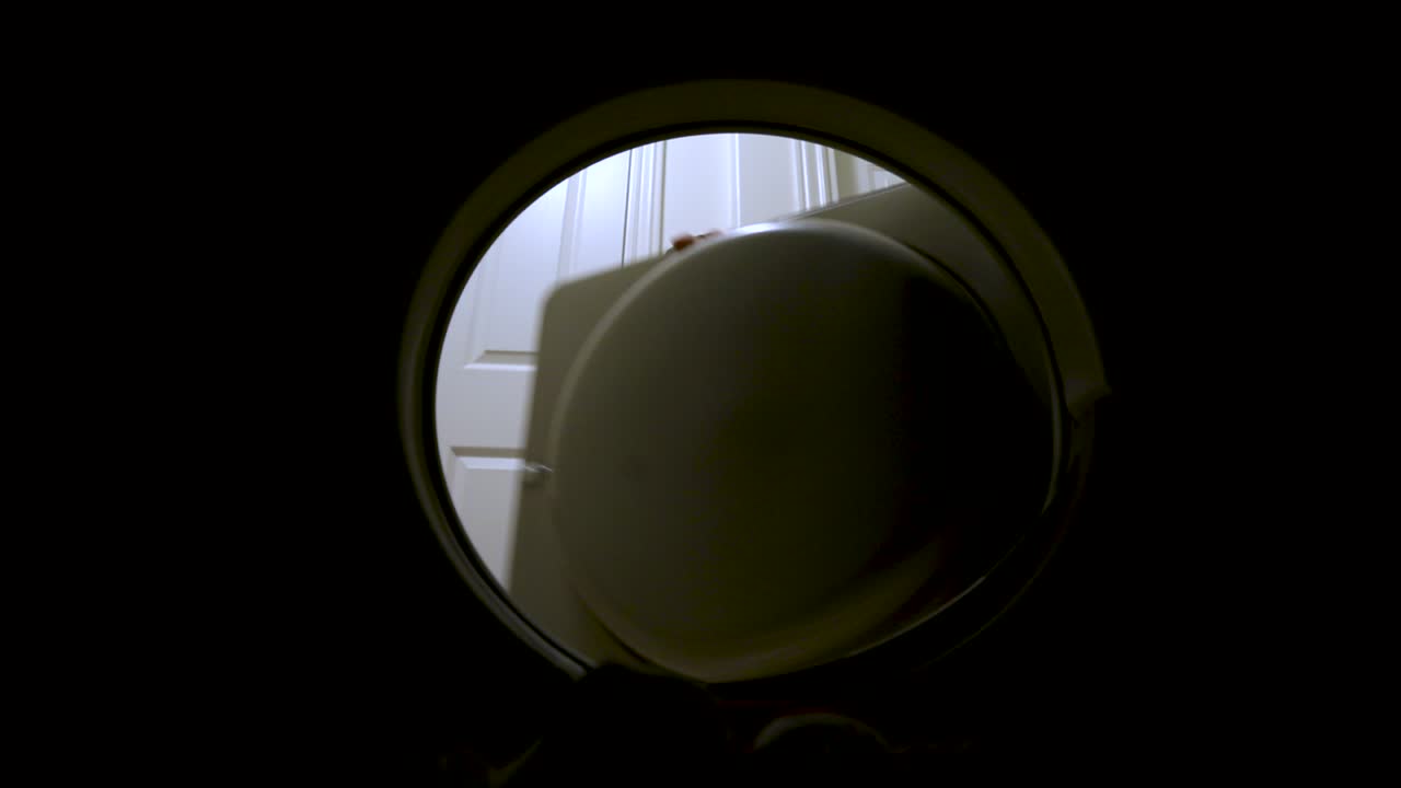 joven pone ropa sucia en la lavadora