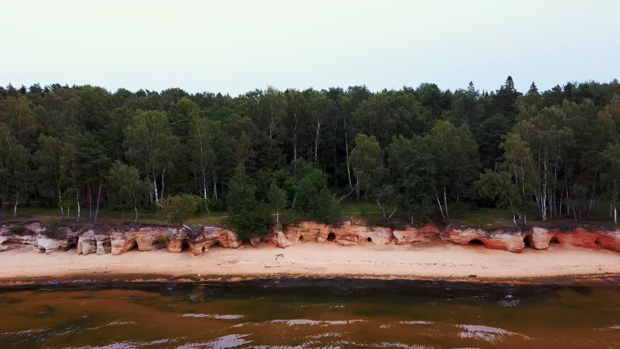 красные скалы вецземью, латвия