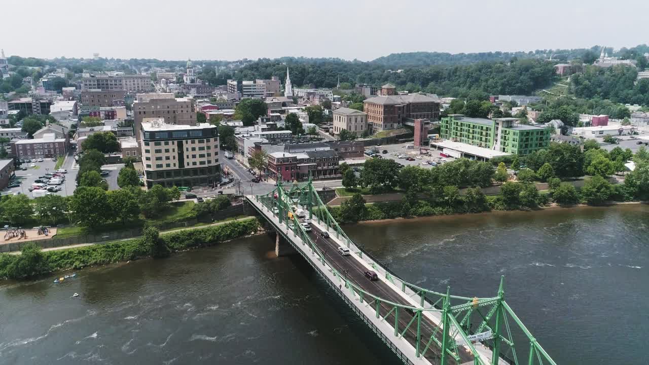 Veduta aerea di Easton PA e del fiume Delaware, in avvicinamento alla città sopra il ponte