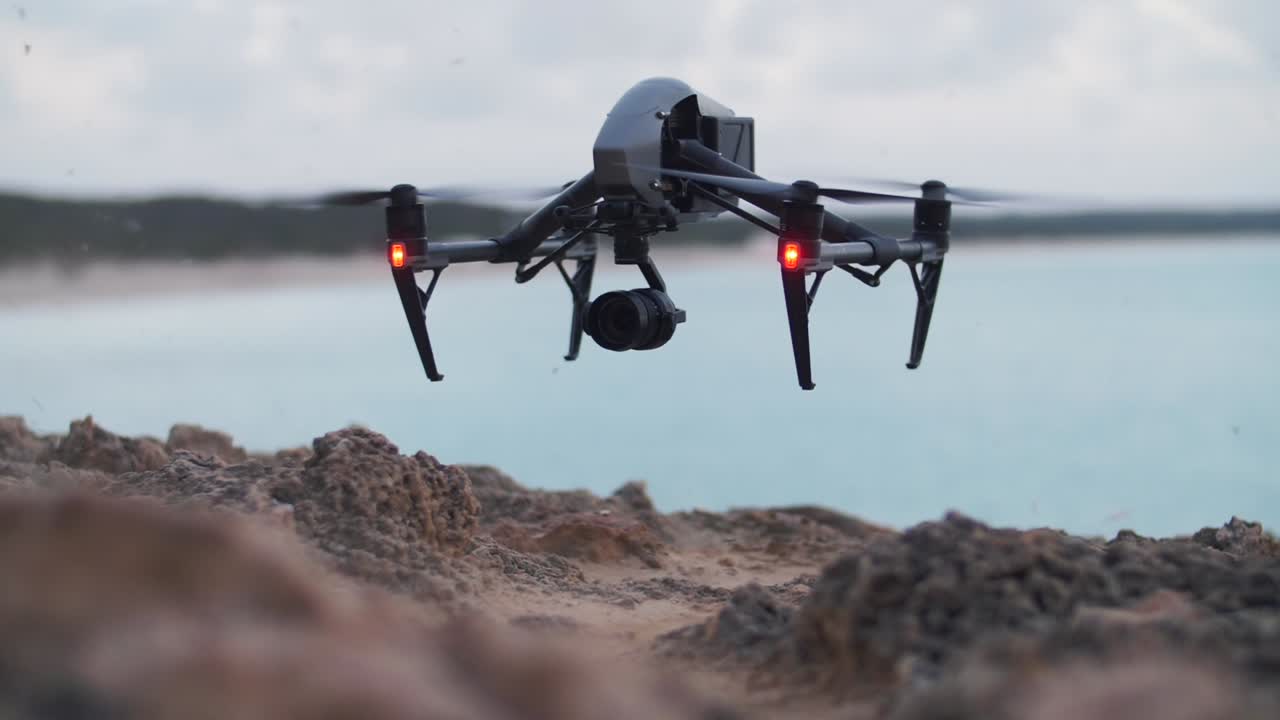 스페인 마요르카의 해안선에서 dji 인스파이어 2 드론 이륙의 슬로우 모션 영상